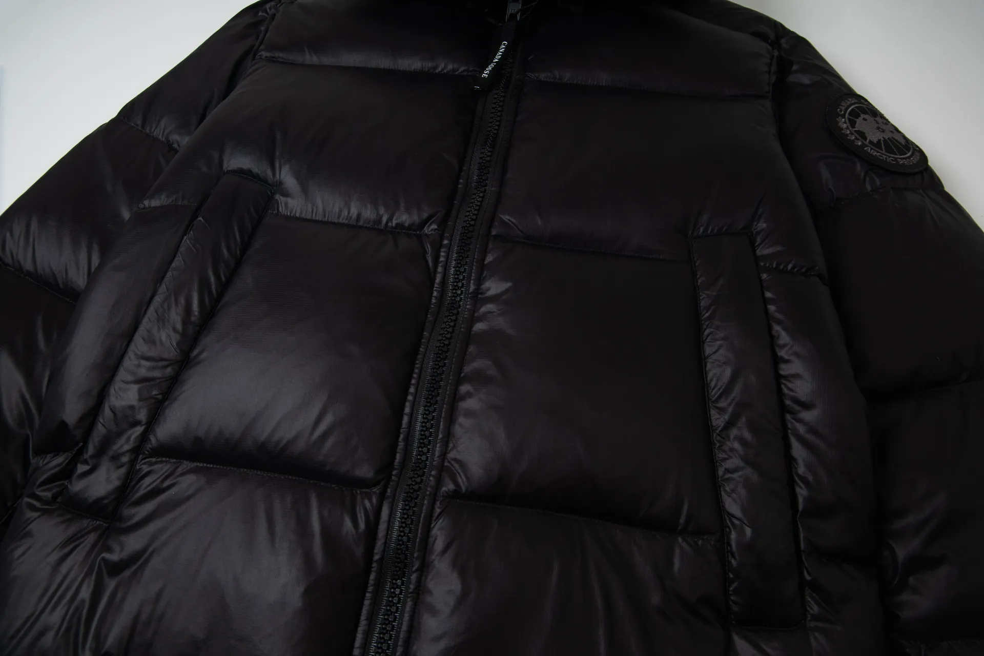 P780 Canada Goose New Puff Couple Style Hooded Down Jacket 1️⃣The fabric is made of recycled Feather-Light tear-resistant fabric, which is ultra-light and has no weight-bearing feeling on the upper body. The unique black label highlights the temperament. The interior is filled with white duck down, making the upper body very light and comfortable! 2️⃣It is very youthful and energetic, and can be easily worn by both men and women. It is very in line with the fashion aesthetic concepts of today's young people! 3️⃣ A full set of customized accessories, complete with three standards, same style for men and women, a must-have for couples. Size: S-XXL
